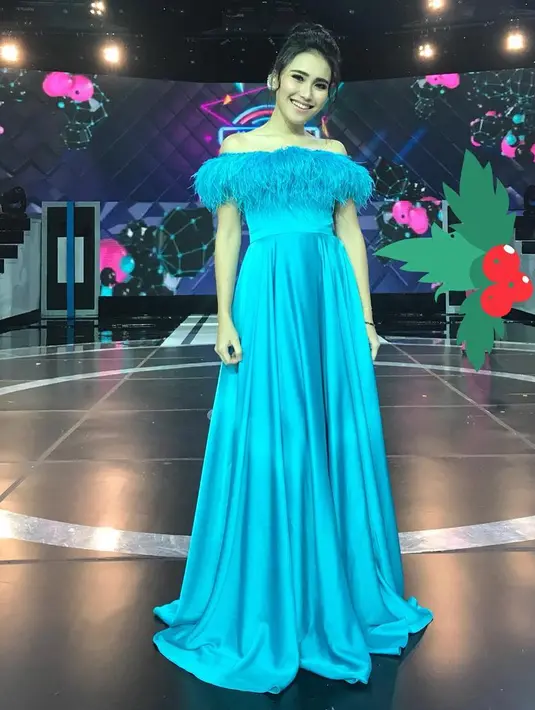 Berdiri di atas panggung mebuat Ayu harus tampil maksimal. Kali ini Ayu memakai long dress berwarna biru muda bergaya off shoulder dan terdapat hiasan bulu-bulu di bagian dadanya. (Instagram/ayutingting92)