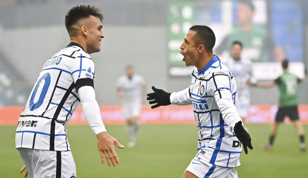 Striker Inter Milan, Alexis Sanchez, melakukan selebrasi bersama Lautaro Martinez, usai mencetak gol ke gawang Sassuolo pada laga Liga Italia di Stadion Mapei, Sabtu (28/11/2020). Inter Milan menang dengan skor 3-0. (Massimo Paolone/LaPresse via AP)