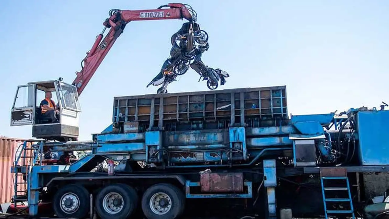 Kepolisian akhirnya memusnahkan motor sitaan di wilayah Inggris