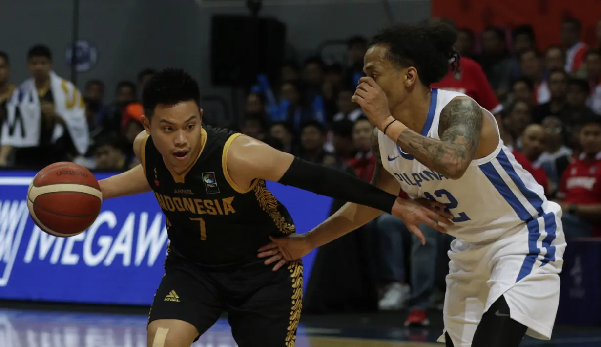 Pebasket Indonesia, Andakara Prastawa, mengontrol bola saat melawan Filipina pada semifinal SEA Games 2019 di Mall Of Asia Arena, Manila, Senin (9/12). Indonesia kalah 97-70 dari Filipina. (Bola.com/ M Iqbal Ichsan)