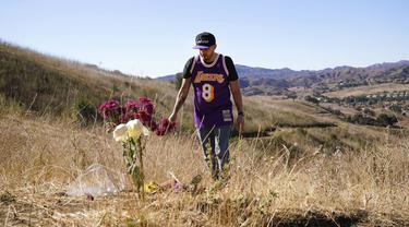 Anthony Calderon mengenakan jersey Kobe Bryant di lokasi kecelakaan helikopter yang menewaskan Bryant, putrinya Gianna, dan tujuh orang lainnya satu tahun lalu di Calabasas, California, Amerika Serikat, Selasa (26/1/2021). (AP Photo/Marcio Jose Sanchez)