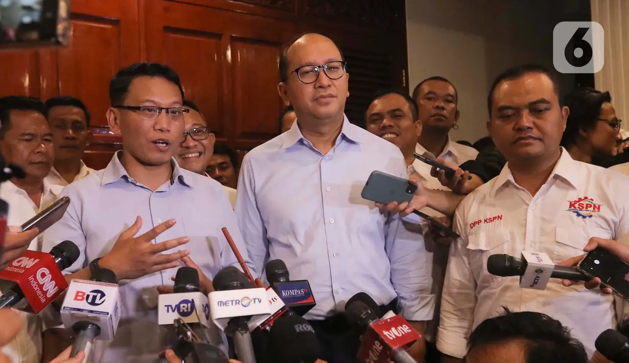 Ketua Tim Kampanye Nasional Koalisi Indonesia Maju, Roslan Roeslani (tengah) bersama dengan Presiden Konfederasi Serikat Pekerja Nusantara (KSPN) Ristadi (kiri) memberi keterangan usai pertemuan dengan Calon Presiden Prabowo Subianto di Jakarta, Rabu (29/11/2023). (Liputan6.com/Angga Yuniar)