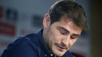 MENGHARUKAN - Iker Casillas berurai air mata saat menyampaikan salam perpisahannya. (Reuters/Andrea Comas)