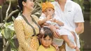 Happy Salma turut merayakan Hari Raya Balungan bersama keluarga kecilnya dalam balutan busana kebaya Bali bernuansa kuning cerah. (Instagram/happysalma).