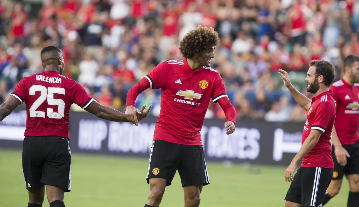 Pemain Manchester United, Marouane Fellaini (tengah) mencetak dua gol pada tour 2017. Dua gol Fellaini tersebut masing-masing ke gawang LA Galaxy dan Velerenga. (AFP/Ringo Chiu)