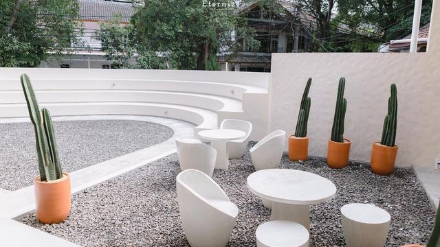 Impian Sejak Lama, Ini 6 Potret Kafe Resto Baru Milik Vebby Palwinta