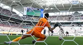 Kiper Al Hilal, Yassine Bounou menggagalkan tendangan penalti pemain Real Madrid, Federico Valverde dalam laga Grup H Piala Dunia Antarklub 2025 di Hard Rock stadium, Miami, Amerika Serikat, Kamis (19/06/2025) WIB. (AFP/Dan Mullan)