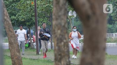 Warga beraktivitas di area lingkar luar kawasan Stadion Pakansari, Kabupaten Bogor, Sabtu (11/9/2021). Kawasan ini kembali ramai dengan aktivitas warga seiring penurunan level PPKM di wilayah Jabodetabek. (Liputan6.com/Helmi Fithriansyah)