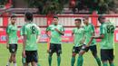Pemain Persebaya, Osvaldo Haay (kiri) dan Irfan Jaya ikut berlatih bersama tim jelang laga Gojek Liga 1 bersama Bukalapak di Stadion PTIK, Jakarta, Senin (25/6/2018). Persebaya akan melawan Persija 26 Juni 2018. (Bola.com/Nick Hanoatubun)