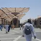 Ribuan jemaah haji menuju Masjid Nabawi, Madinah, Arab Saudi, untuk menjalankan sholat Jumat perdana pada Jumat (26/5/2023). (Liputan6.com/Nafiysul Qodar)