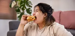 Perbedaan antara cheat day dan cheat meal berada pada durasinya. [Dok/freepik.com/studioredcup]