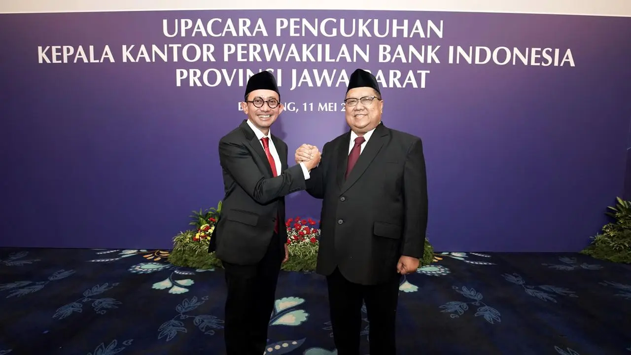 Serah terima jabatan Kepala Perwakilan Bank Indonesia Provinsi Jawa Barat dari Muhamad Nur ke Junanto Herdiawan. (Dok BI)