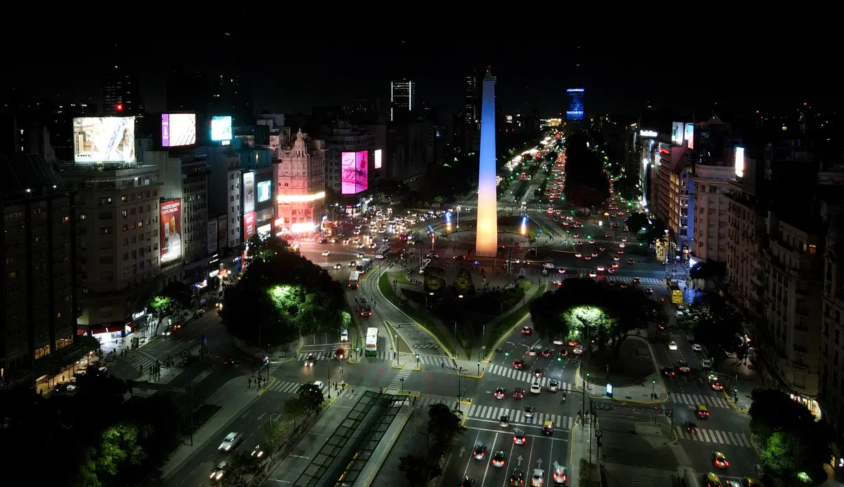 Obelisk diterangi dengan warna bendera Ukraina untuk menandai peringatan satu tahun invasi Rusia ke negara itu di Buenos Aires, Argentina, 24 Februari 2023. (AP Photo/Natacha Pisarenko)