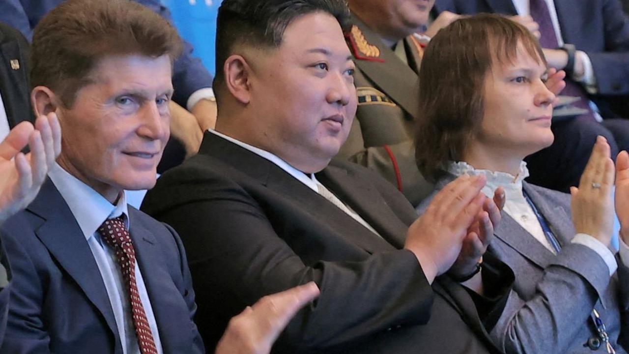 Ekspresi Kim Jong-un pun terlihat senang dan sangat menikmati melihat pertunjukkan yang ditampilkan di Akuarium Primorsky.