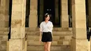Pemilihan kemeja hitam yang dipadukan dengan short skirt akan membuat oenampilanmu terlihat feminin. Apalagi kalau kamu memakai aksesoris bandana untuk mempercantik penampilan seperti Yoriko Angeline.