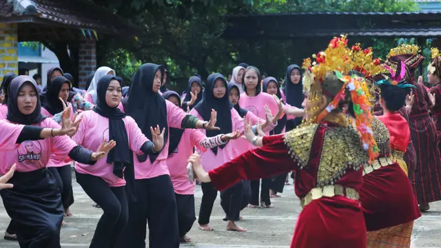 Sukarelawan Ganjar Pranowo yang tergabung dalam Srikandi Ganjar Sumatera Selatan (Sumsel) menggelar kegiatan bertema ‘Belajar Seni Tari dan Mengenal Budaya Khas Tarian Sumatera Selatan yang berkolaborasi dengan Sanggar Tari Bagja (Istimewa)