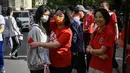 <p>Pihak berwenang memberlakukan berbagai tindakan untuk meredam kebisingan dan meminimalkan gangguan terhadap peserta tes &ndash; termasuk melarang mobil membunyikan klakson dekat beberapa lokasi ujian. Selain itu, menurut laporan media pemerintah, pihak berwenang juga menangguhkan operasi di restoran terdekat. (Jade Gao/AFP)</p>