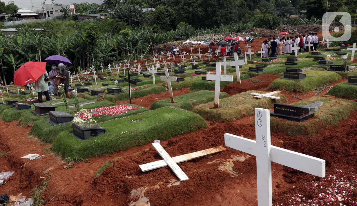 Suasana area pemakaman Kristen khusus dengan protokol COVID-19 di TPU Pondok Ranggon, Jakarta, Jumat (25/12/2020). Momen perayaan Natal 2020 dimanfaatkan sejumlah umat kristiani untuk berziarah mendoakan kerabat yang dimakamkan dengan protokol COVID-19. (Liputan6.com/Helmi Fithriansyah)