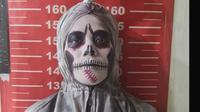 Pengamen berkostum pocong diamankan Polsek Koja, Jakarta Utara. (Dok. Antara)