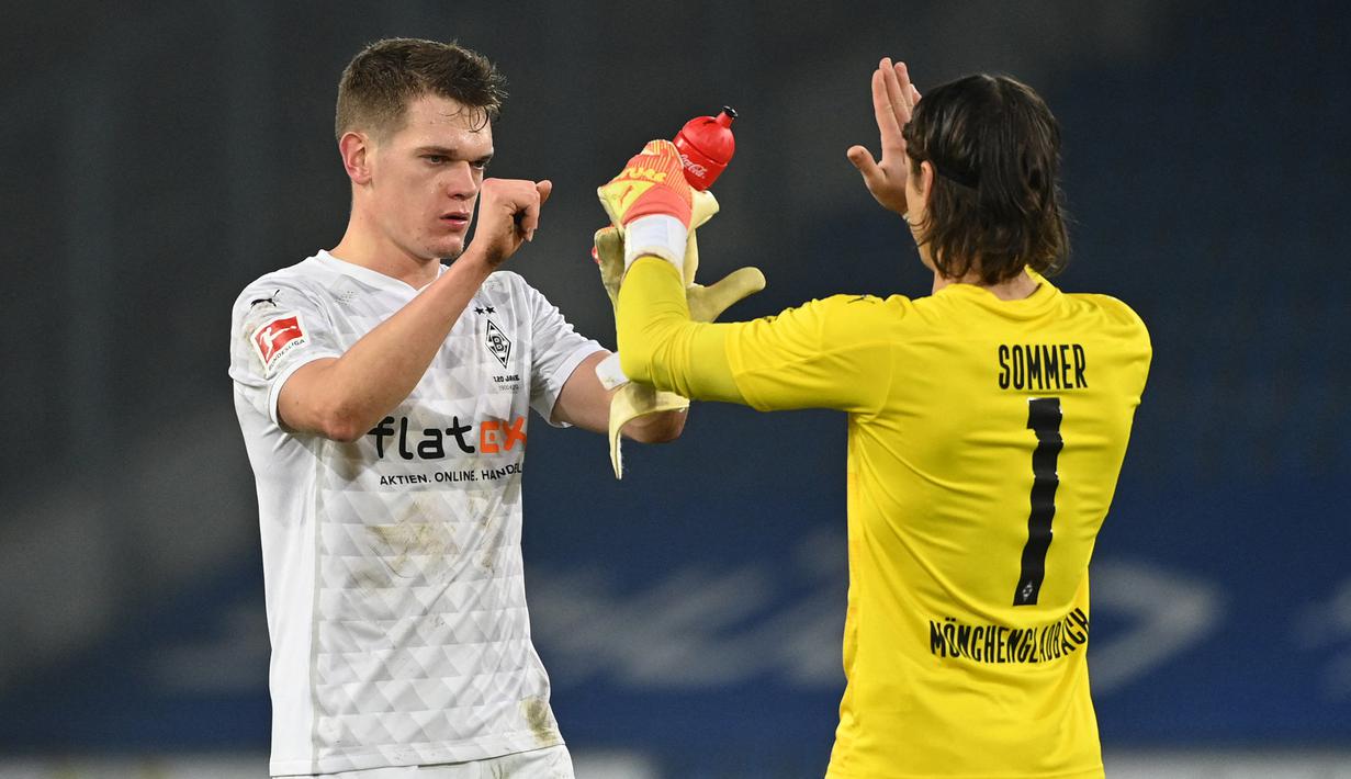 Matthias Ginter (kiri). Bek tengah Jerman berusia 28 tahun ini telah 5 musim memperkuat Borussia Monchengladbach sejak awal musim 2017/2018. Musim 2021/2022 merupakan musim terakhirnya karena musim depan ia telah menyepakati kontrak untuk bergabung bersama klub Liga Jerman lainnya, SC Freiburg dengan status bebas transfer. Bersama Gladbach hingga kini ia telah tampil dalam 179 laga di semua ajang dengan torehan 11 gol dan 5 assist. (AFP/Ina Fassbender)