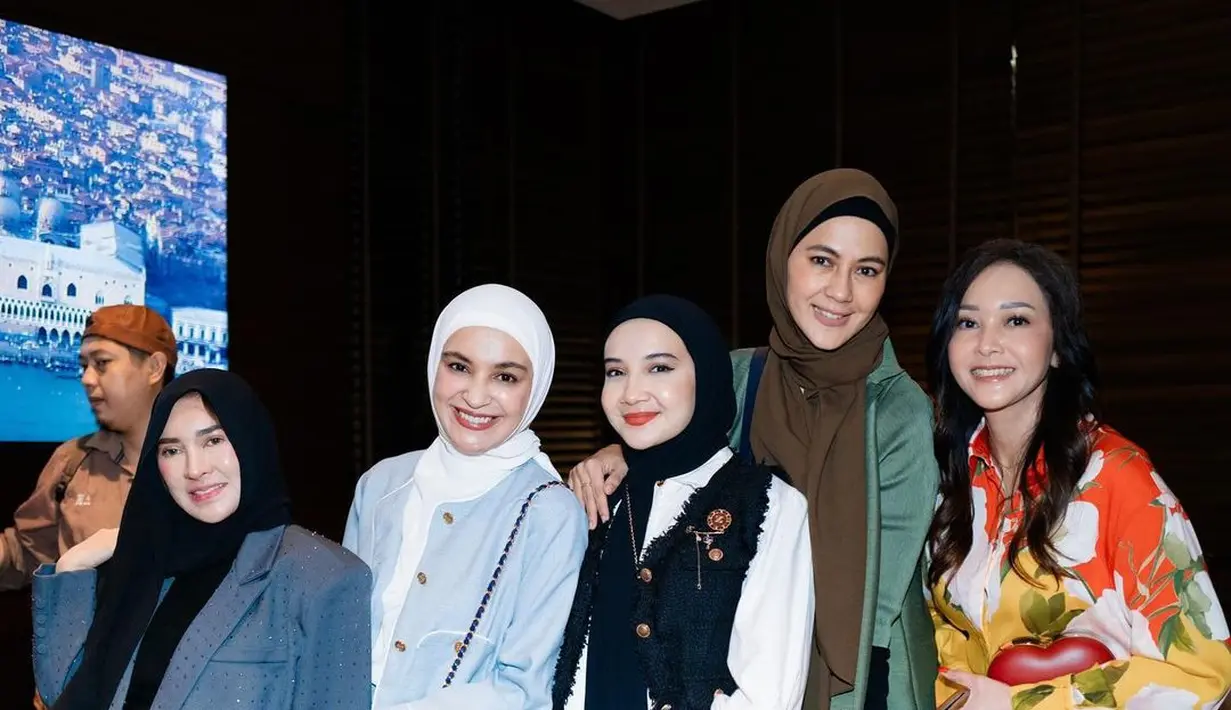 Kakak beradik Zaskia Sungkar dan Shireen Sungkar tampil kompak kenakan setelan vest dan celana panjang. Kemudian Paula dengan top hijau dan pashmina olivenya, dan Maia Estianty dengan dress multi warna-nya. [@shandypurnamasari].