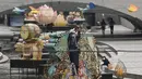 <p>Seorang pekerja mengenakan masker sebagai tindakan pencegahan terhadap penyebaran virus corona berdiri di tangga untuk mengatur kabel di dekat lentera untuk perayaan ulang tahun Buddha yang akan datang pada 8 Mei di Sungai Cheonggye di Seoul, Korea Selatan, Senin, 25 April 2022 (AP Photo/Ahn Young-joon)</p>