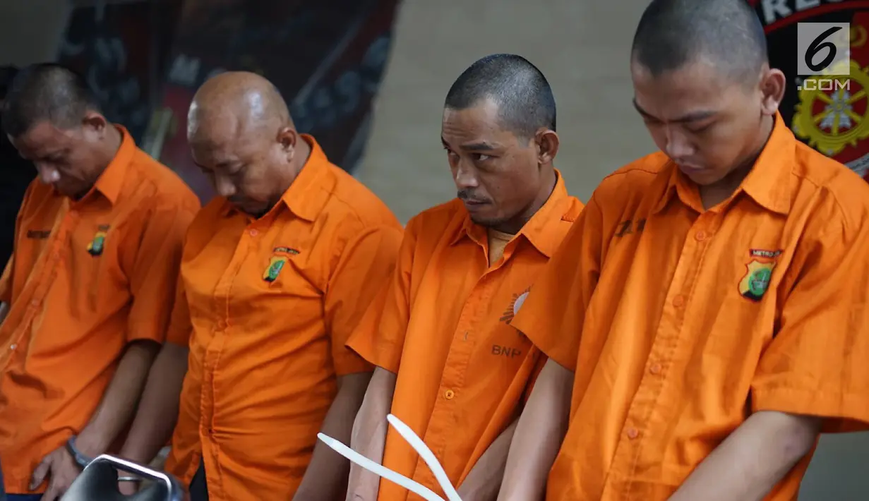 Tersangka dihadirkan saat rilis kasus pencurian ATM dan penipuan di Polda Metro Jaya, Rabu (25/9/2019). Polisi menangkap sembilan orang dari tiga kasus berbeda dengan barang bukti berupa puluhan unit handphone, berbagai jenis kartu ATM, tusuk gigi, dan amplas. (Liputan6.com/Immanuel Antonius)