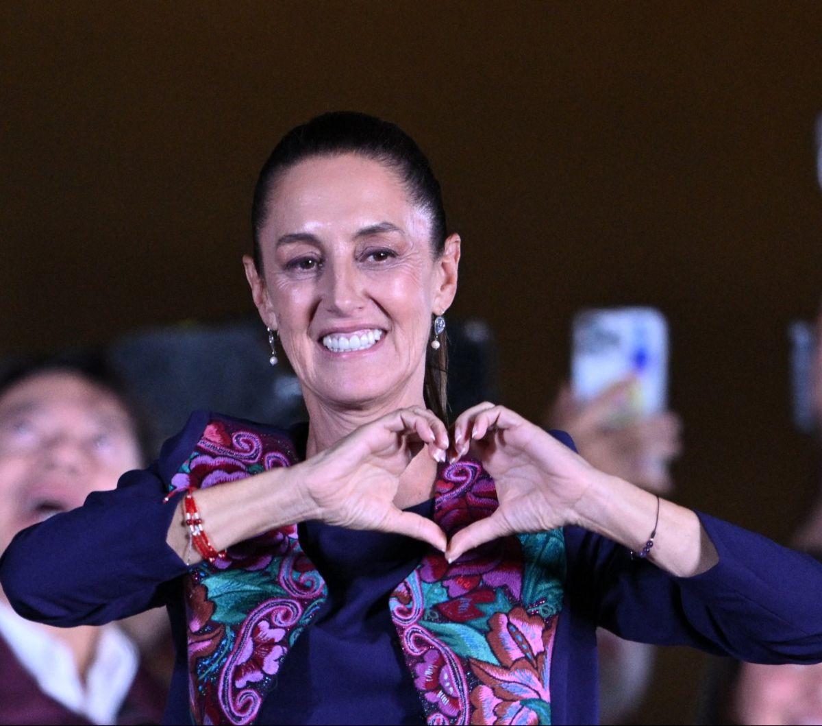 Calon presiden Meksiko dari Partai Morena, Claudia Sheinbaum merayakan hasil Pemilu bersama pendukungnya di Alun-Alun&nbsp;Zocalo, Mexico City, Meksiko, pada 3 Juni 2024. Sheinbaum, yang meraih kemenangan besar dalam Pemilu, menjadi perempuan pertama yang