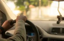 Jangan Panik, Ini Panduan Aman Berkendara di Jalan Sempit