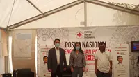 Ketua Umum PMI Jusuf Kalla atau JK menerima bantuan hand sanitizer. (Istimewa)