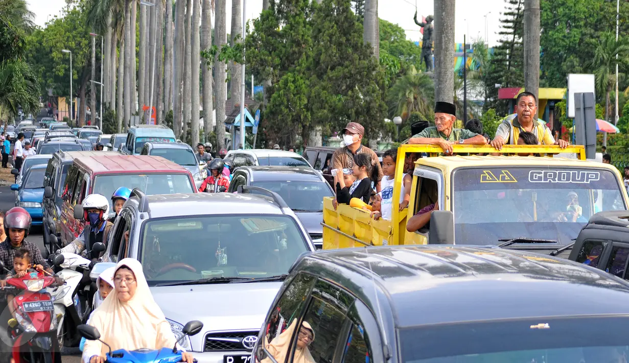Sejumlah kendaraan memadati area Taman Mini Indonesia Indah (TMII), Jakarta, Minggu (19/07/2015). Jumlah pengunjung hari ketiga Lebaran bertambah dari hari pertama Lebaran dan ditargetkan mencapai angka 300.000 pengunjung. (Liputan6.com/Yoppy Renato)