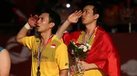 Pebulutangkis ganda putra Indonesia, Mohammad Ahsan/Hendra Setiawan, berpose dengan medali emas Kejuaraan Dunia Bulutangkis 2015 setelah mengalahkan pasangan Tiongkok, Liu Xiaolong/Qiu Zihan di Istora Gelora Bung Karno, Senayan, Jakarta. Minggu (16/8/2015