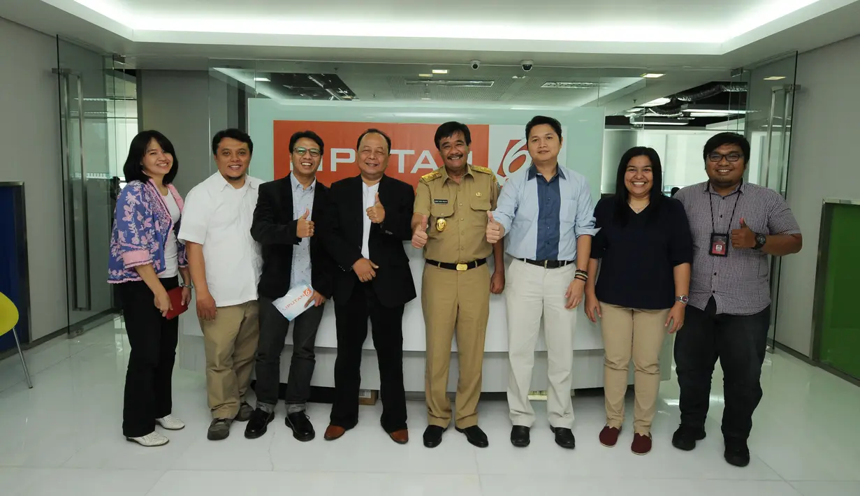 Wakil Gubernur DKI Jakarta, Djarot Saiful Hidayat (kelima kiri) berfoto bersama redaksi Liputan6.com di Kawasan Senayan, Jakarta, (17/3/2015). Kedatangan Djarot untuk berdiskusi tentang beragam permasalahan ibukota. (Liputan6.com/Helmi Fithriansyah)