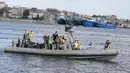 Petugas membawa korban yang tewas akibat insiden tenggelamnya perahu yang mengangkut ratusan imigran di Al-Beheira, Mesir, Kamis (22/9). Perahu tersebut terbalik di lepas pantai Mediterania dekat kota Iskandariyah,Mesir. (REUTERS/Mohamed Abd El Ghany)