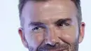 David Beckham tersenyum saat berpose untuk fotografer dalam acara Qatar Fashion United di Stadion 974 di Doha, Qatar, Jumat, 16 Desember 2022.David Beckham tampil trendi dalam balutan sweter berpanel cokelat. (AP Photo/Pavel Golovkin)