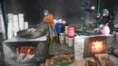 Untuk memenuhi pesanan yang mencapai sekitar 2.000 kue keranjang per hari, pengusaha merekrut tambahan tenaga dari warga sekitar. (merdeka.com/Arie Basuki)