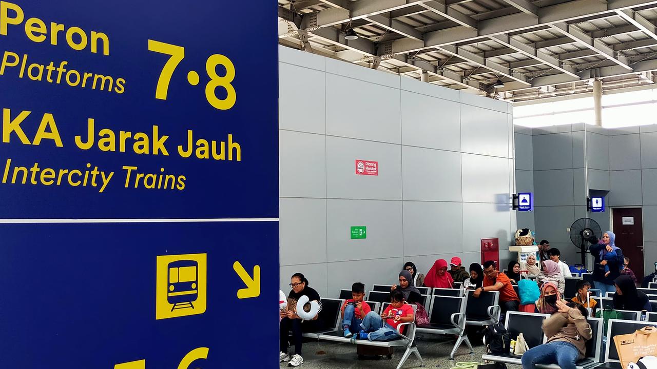 Demo Buruh Besar-besaran di DPR, Daftar Kereta Api Jarak Jauh Berhenti di Stasiun Jatinegara