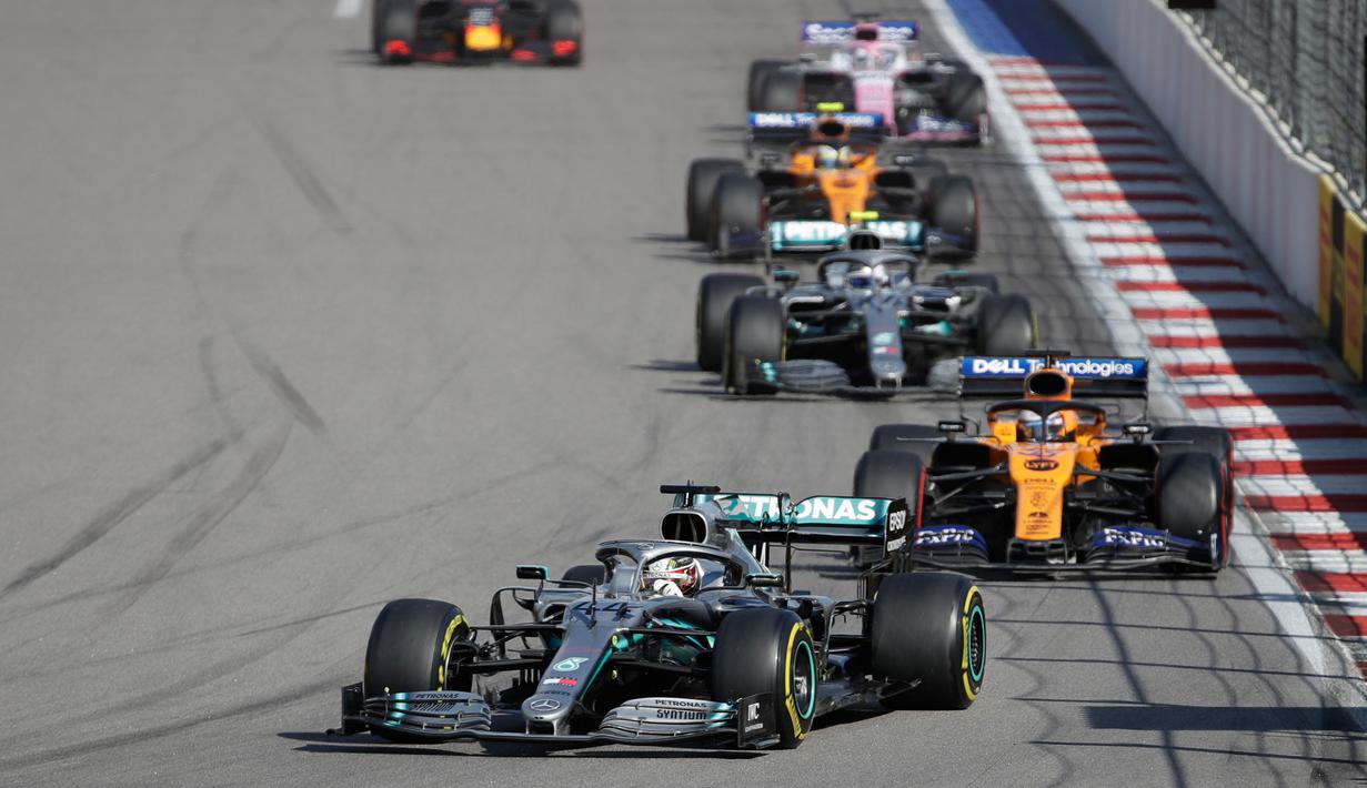 Pembalap Mercedes Lewis Hamilton memimpin balapan F1 GP Rusia di Sochi Autodrom, Sochi, Minggu (29/9/2019). Hamilton menjadi juara dan mengakhiri rentetan kemenangan Ferrari dalam tiga balapan F1 sebelumnya. (AP Photo/Luca Bruno)