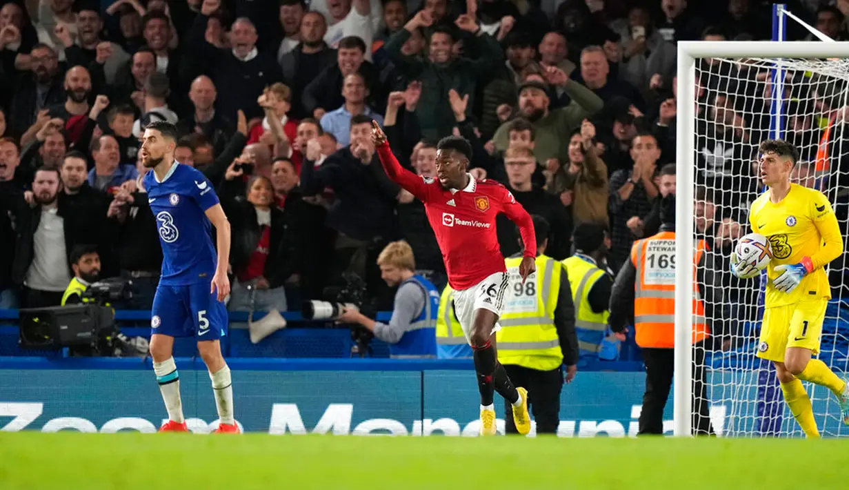 Pemain Manchester United Anthony Elanga (tengah) merayakan setelah rekan setimnya Casemiro mencetak gol ke gawang Chelsea pada pertandingan sepak bola Liga Inggris di Stadion Stamford Bridge, London, Inggris, 22 Oktober 2022. Pertandingan berakhir imbang dengan skor 1-1. (AP Photo/Frank Augstein)