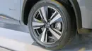 Velg yang digunakan berukuran 19 inci dengan desain palang lima berkelir two tone memberikan aura sporty dan modern. Profil ban yang digunakan berukuran 235/55R19. (Source: visor.ph)