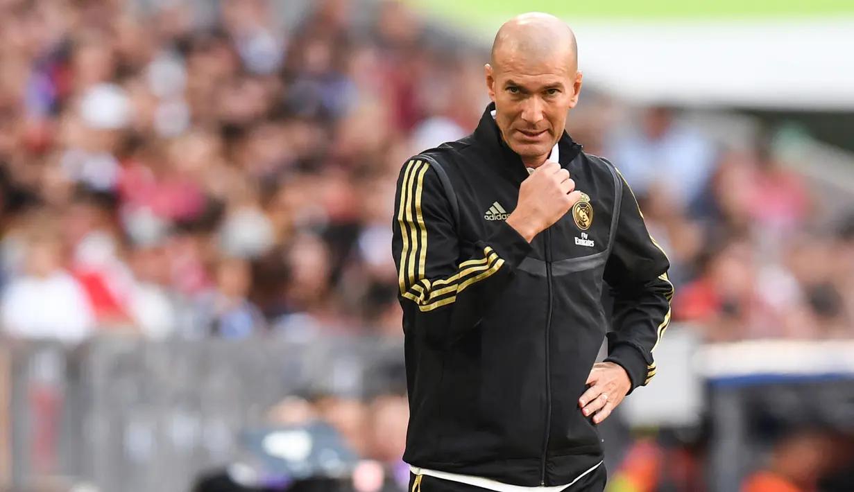 Pelatih Real Madrid, Zinedine Zidane melihat para pemainya bertanding melawan Tottenham Hotspur pada pertandingan Audi Cup 2019 di stadion Allianz Arena di Munich, Jerman (30/7/2019). Tottenham menang tipis atas Madrid 1-0. (AFP Photo/Christof Stache)
