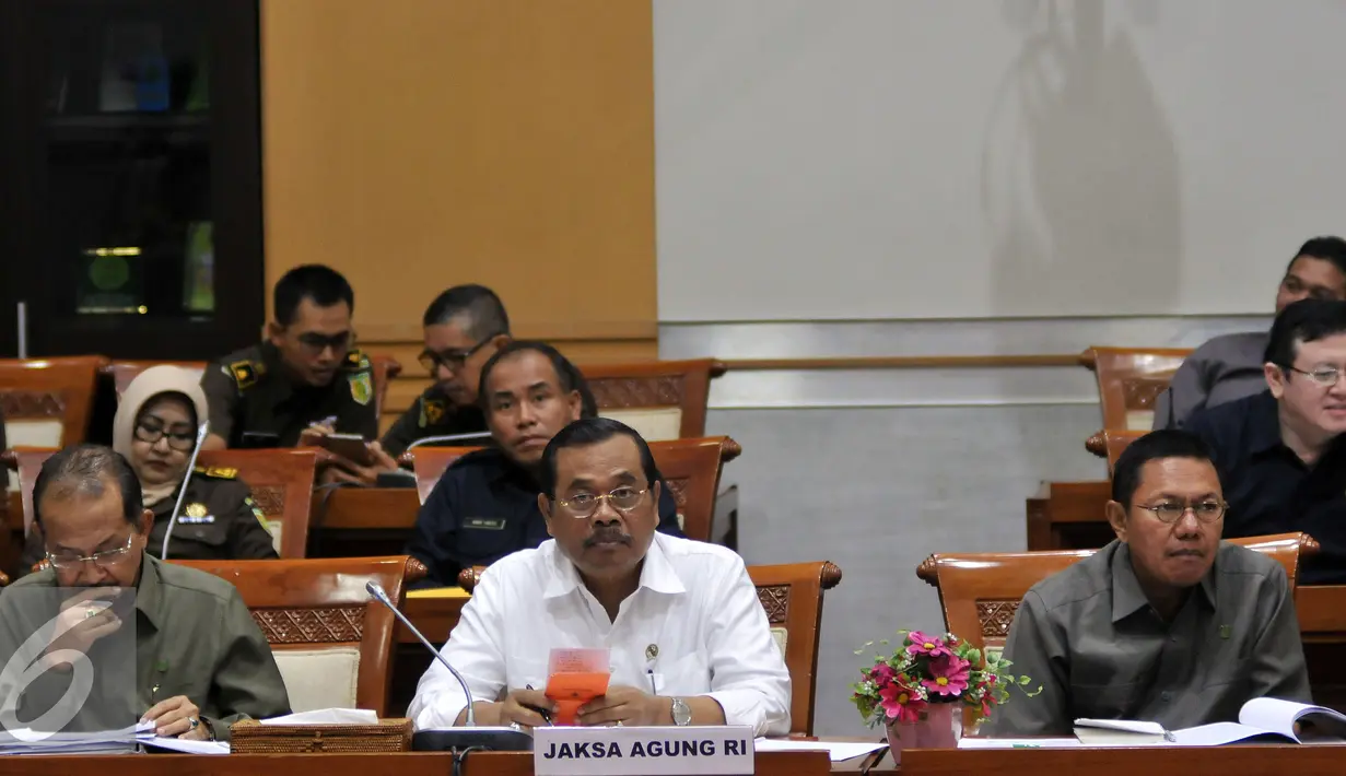 Jaksa Agung HM Prasetyo (tengah) saat menghadiri rapat kerja dengan Komisi III DPR RI di Kompleks Parlemen, Jakarta, Senin (6/6/2016). Raker tersebut membahas APBN-P Kejagung Tahun 2016. (Liputan6.com/Johan Tallo)