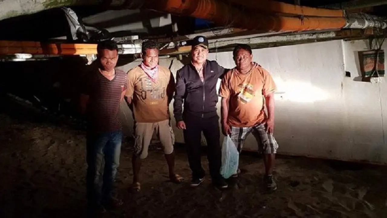 Tiga nelayan WNI (kecuali pria kedua dari kanan), korban hanyut di perairan Filipina yang telah berhasil diselamatkan oleh otoritas Penjaga Pantai setempat (Kemlu RI via Merdeka.com)
