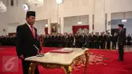 Letjen purnawirawan Sutiyoso bersiap menandatangi berkas acara saat pelantikan dirinya sebagai kepala BIN di Istana Negara, Jakarta, Rabu (8/7). Sutiyoso resmi menjabat sebagai Kepala BIN baru menggantikan Marciano Norman. (Liputan6.com/Faizal Fanani)