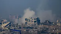Foto yang diambil dari Israel Selatan dekat perbatasan dengan Jalur Gaza menunjukkan asap yang membubung dari gedung-gedung yang masih membara setelah dihantam serangan Israel dalam pertempuran antara Israel dan militan Hamas, pada 1 Desember 2023. (John MACDOUGALL/AFP)