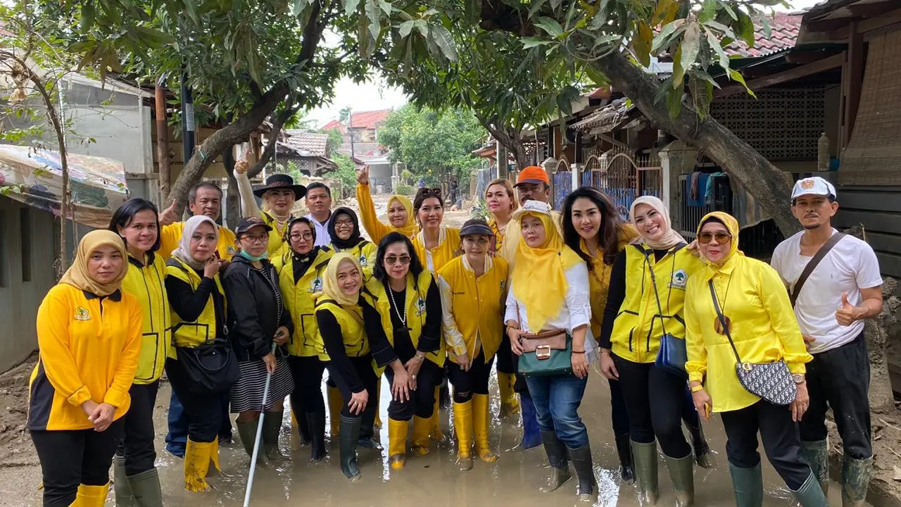 Para istri politikus Golkar baksos bantu korban banjir.