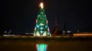 Foto yang diambil pada tanggal 27 November 2023 ini menunjukkan pohon Natal yang terbuat dari lebih dari 1000 pohon cemara merah dari wilayah Sauerland, setelah diresmikan dengan pencahayaannya, di pasar Natal di Dortmund, Jerman. Menurut penyelenggara, pohon Natal ini disebut-sebut sebagai yang terbesar di dunia. (INA FASSBENDER/AFP)