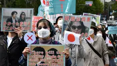 Orang-orang mengambil bagian dalam pawai untuk memprotes pernikahan antara Putri Jepang Mako dan Kei Komuro di Tokyo (26/10/2021). Sejumlah warga Jepang menolak pernikahan keponakan Kaisar Naruhito, Putri Mako, dengan kekasihnya yang merupakan rakyat biasa, Kei Komuro. (AFP/Kazuhiro Nogi)