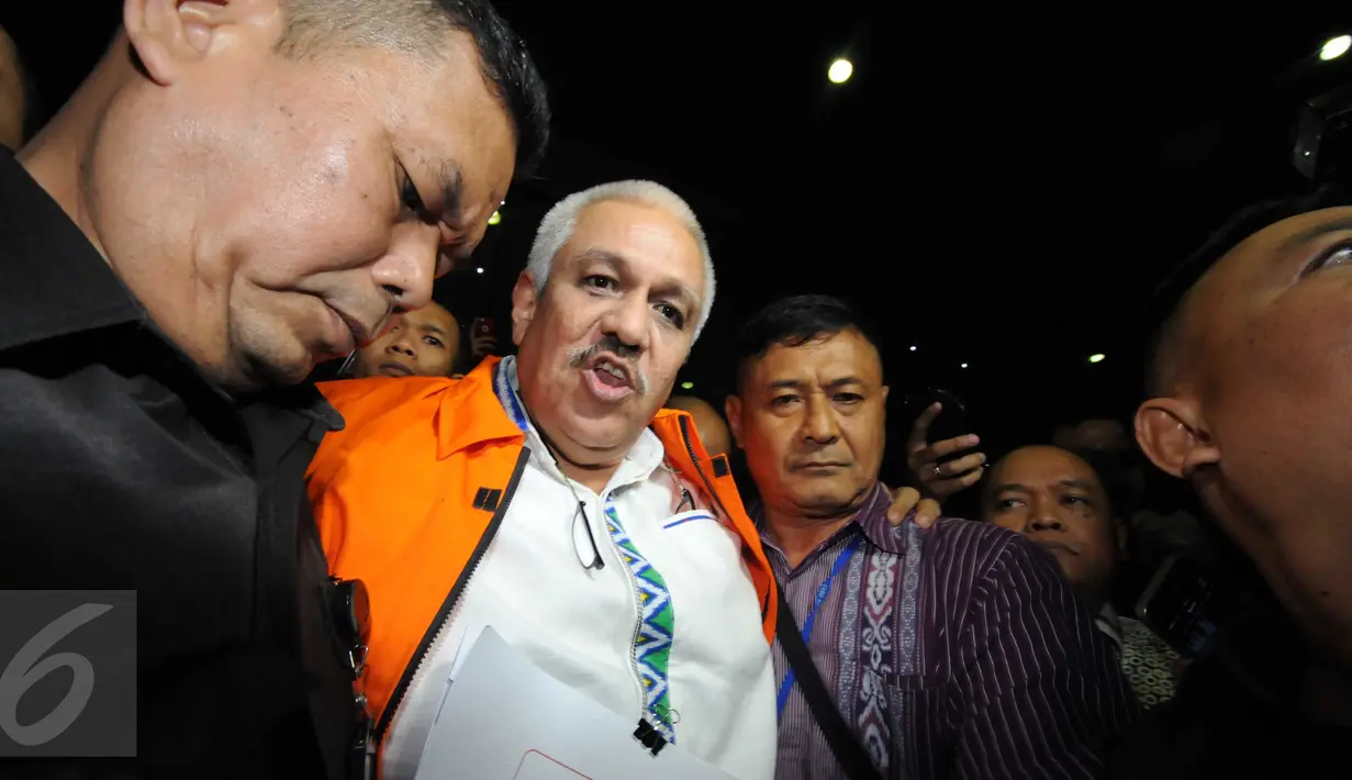 Ketua DPRD Sumatera Utara Ajib Shah usai menjalani pemeriksaan KPK, Jakarta, Selasa (10/11/2015). Ajib Shah ditahan terkait kasus dugaan suap DPRD Sumut periode 2009-2014 dan 2014-2019. (Liputan6.com/Helmi Afandi)