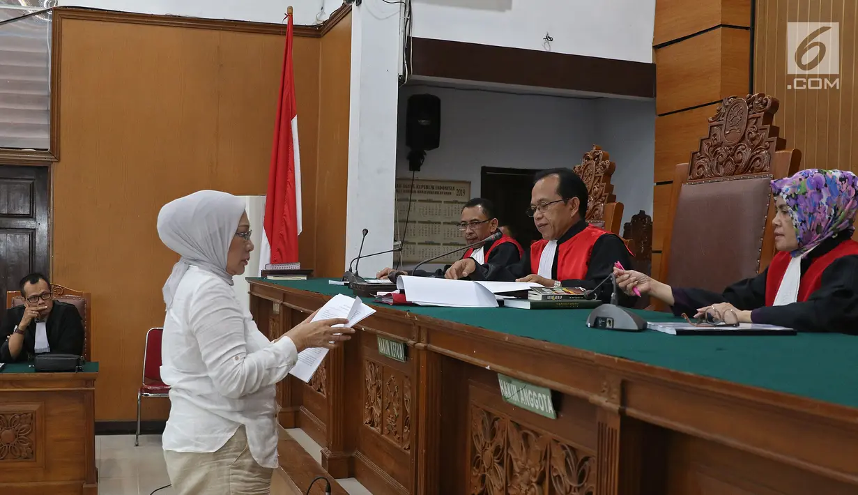Terdakwa kasus dugaan penyebaran berita bohong atau hoaks Ratna Sarumpaet memberikan berkas pledoi atau nota pembelaan ke hakim saat menjalani sidang lanjutan di PN Jakarta Selatan, Selasa (18/6/2019). (Liputan6.com/Herman Zakharia)